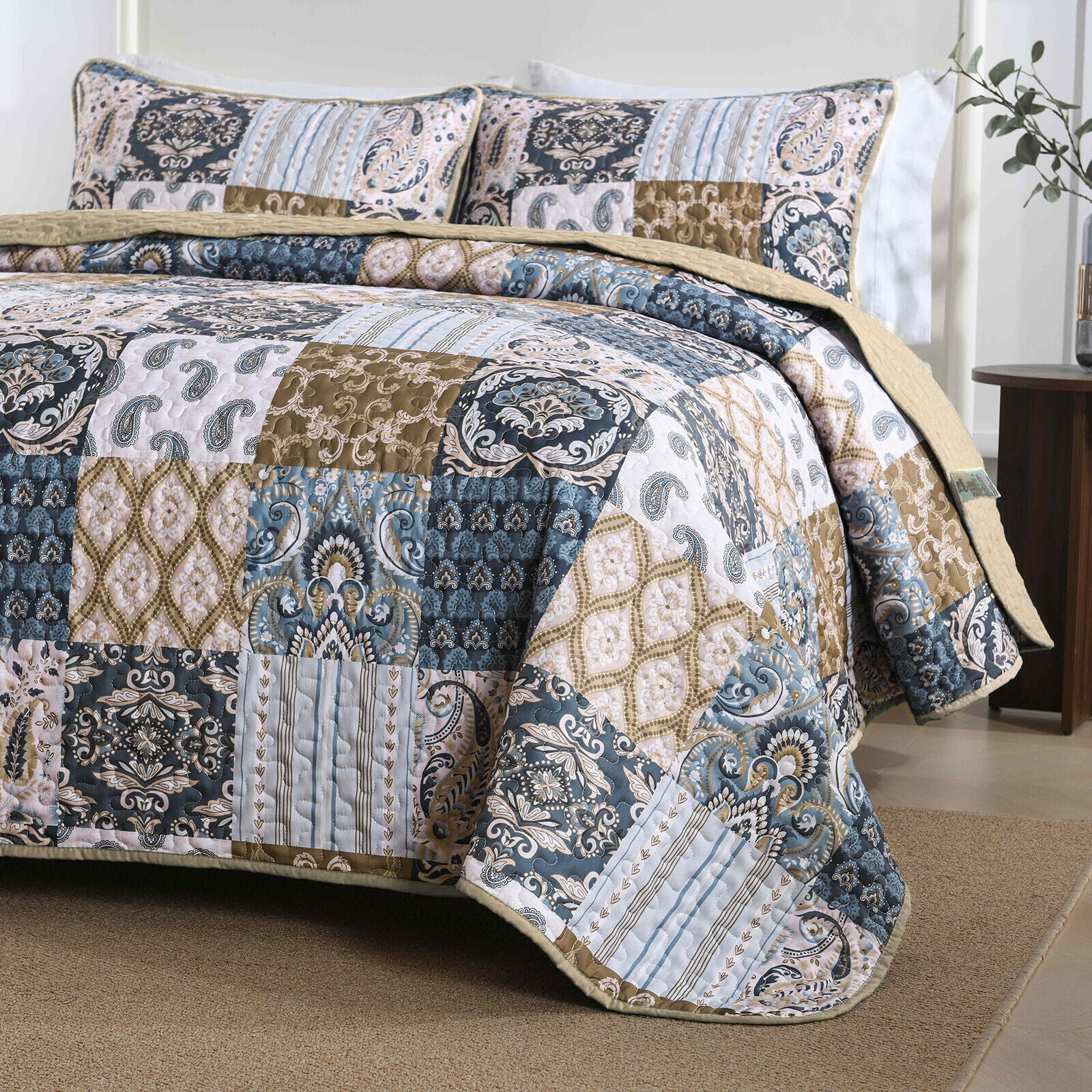 Retro Charm Queen Bedspread Set with Bold Checkered Design 7