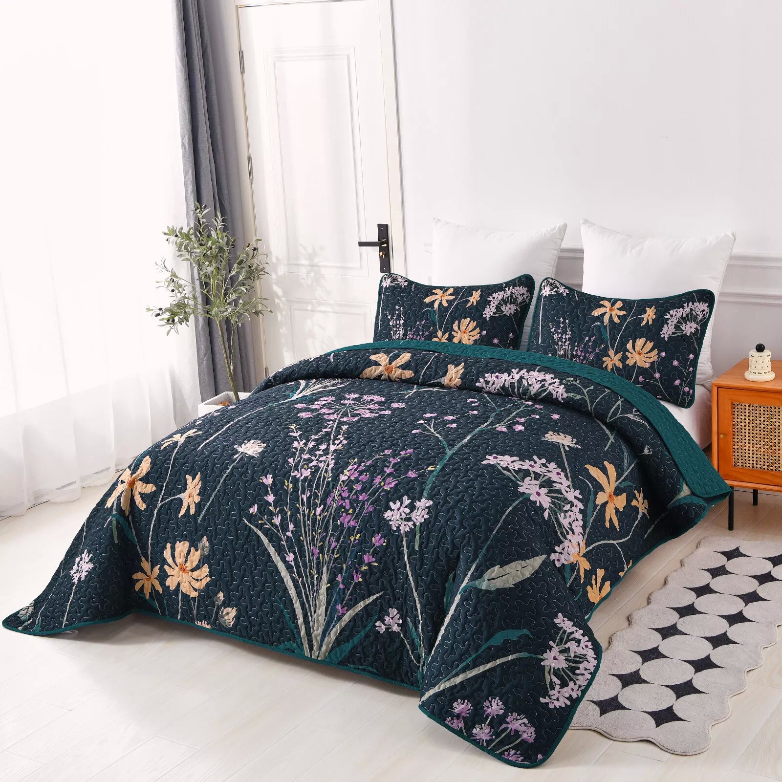 Abstract Quilted coverlet and pillowcovers set: Unique and Artistic - Queen size 3
