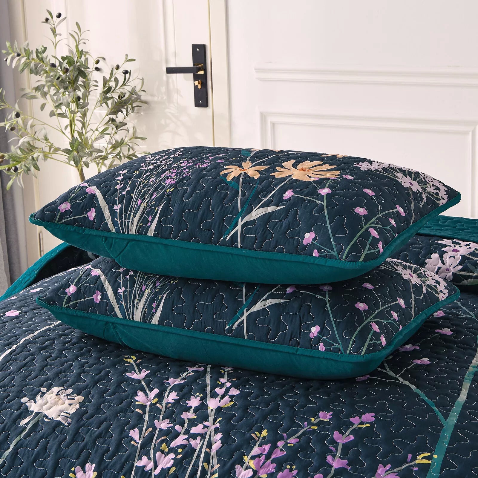 Abstract Quilted coverlet and pillowcovers set: Unique and Artistic - Queen size 5