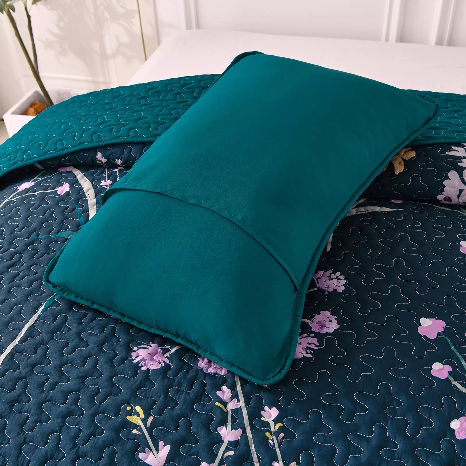 Abstract Quilted coverlet and pillowcovers set: Unique and Artistic - Queen size 6
