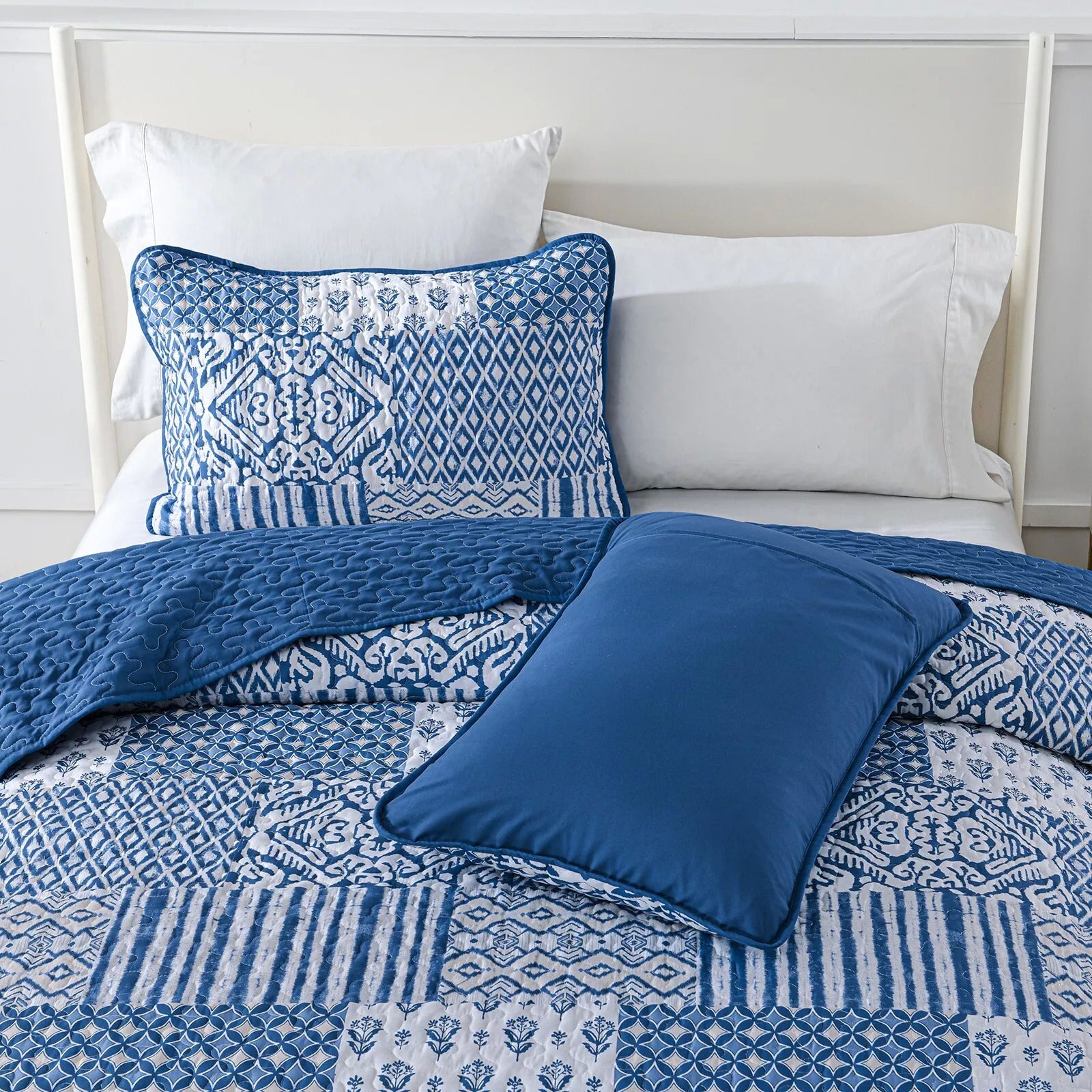 Blissful Quilted bedspread and pillowcovers set: Relax in Style - Queen size 4