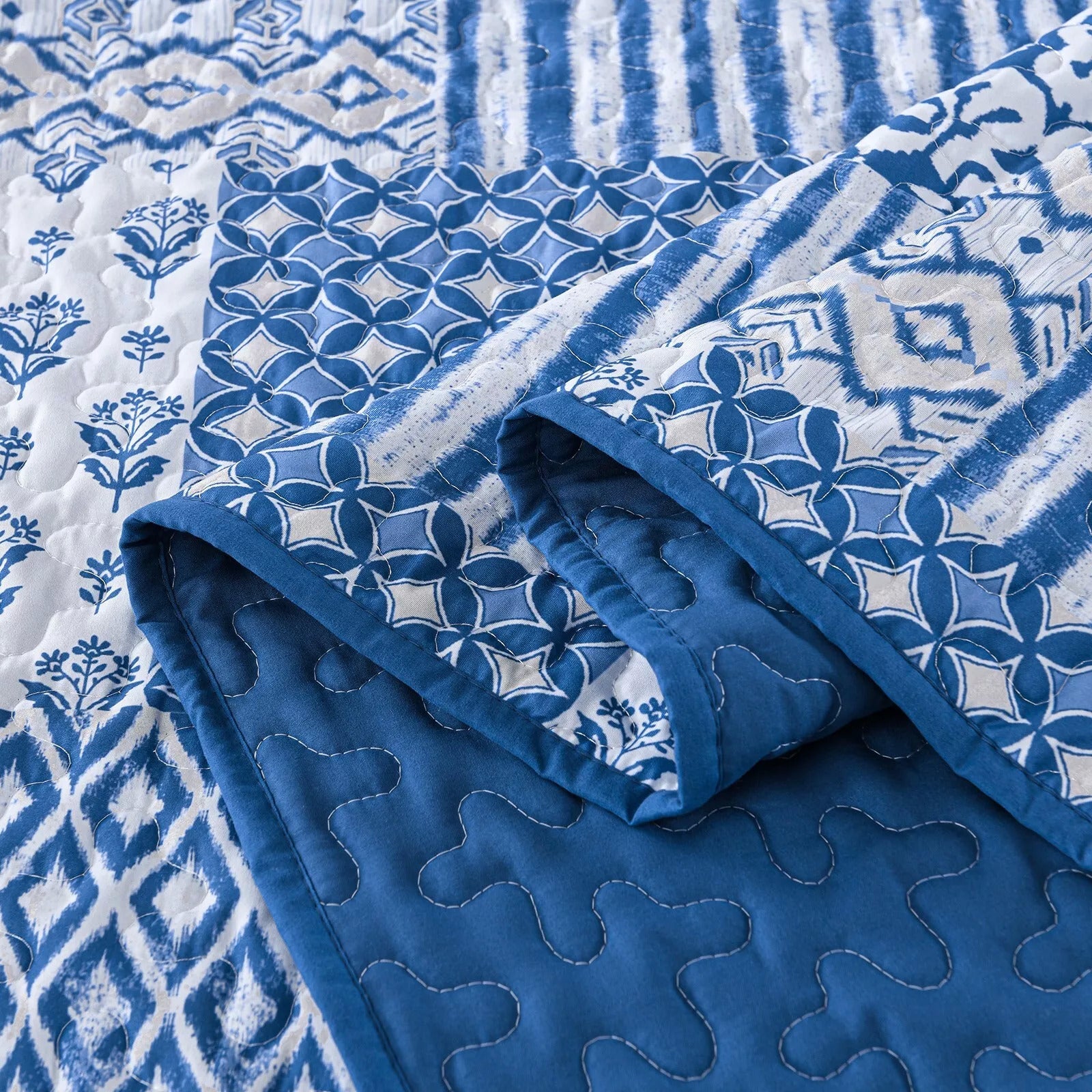 Blissful Quilted bedspread and pillowcovers set: Relax in Style - Queen size 9