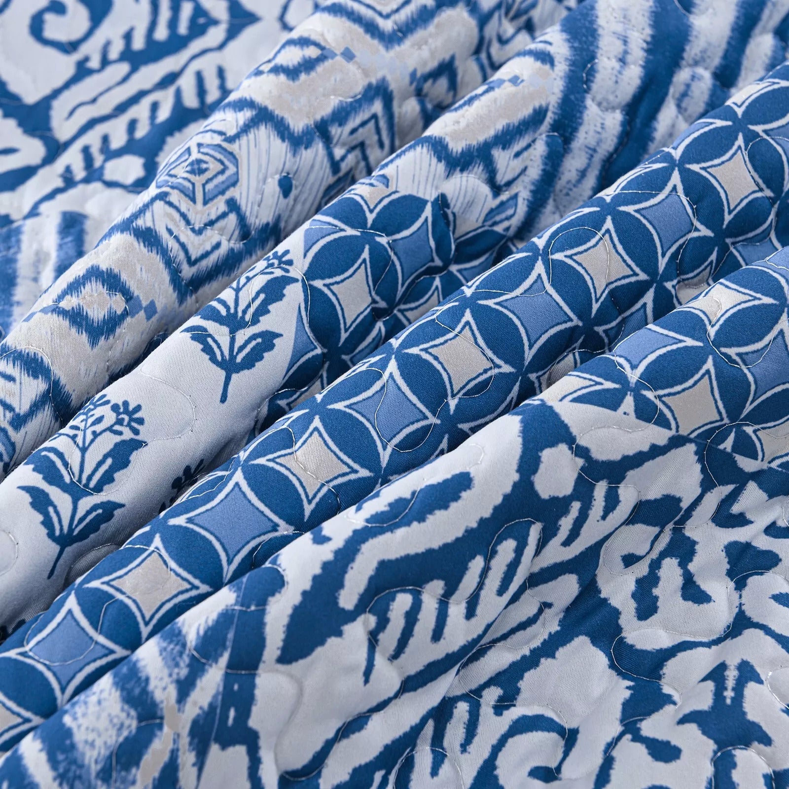 Blissful Quilted bedspread and pillowcovers set: Relax in Style - Queen size 10