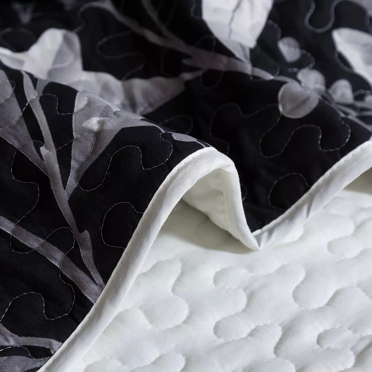 Whimsical Quilted bedspread and pillowcovers set: Add Fun to Your Space - Queen size 5