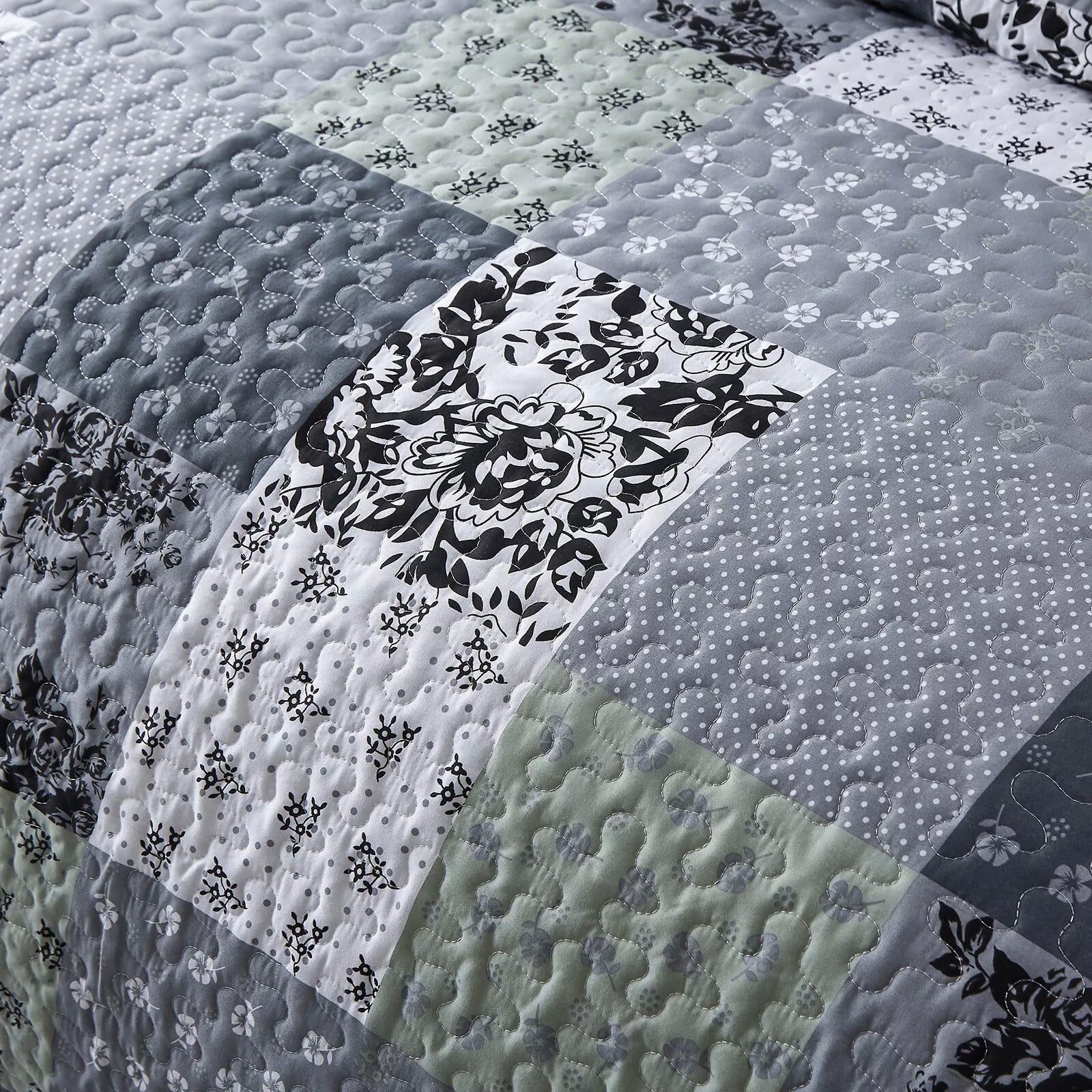 Vivacious Quilted bedspread and pillowcovers set: Full of Life and Energy - Queen size 3