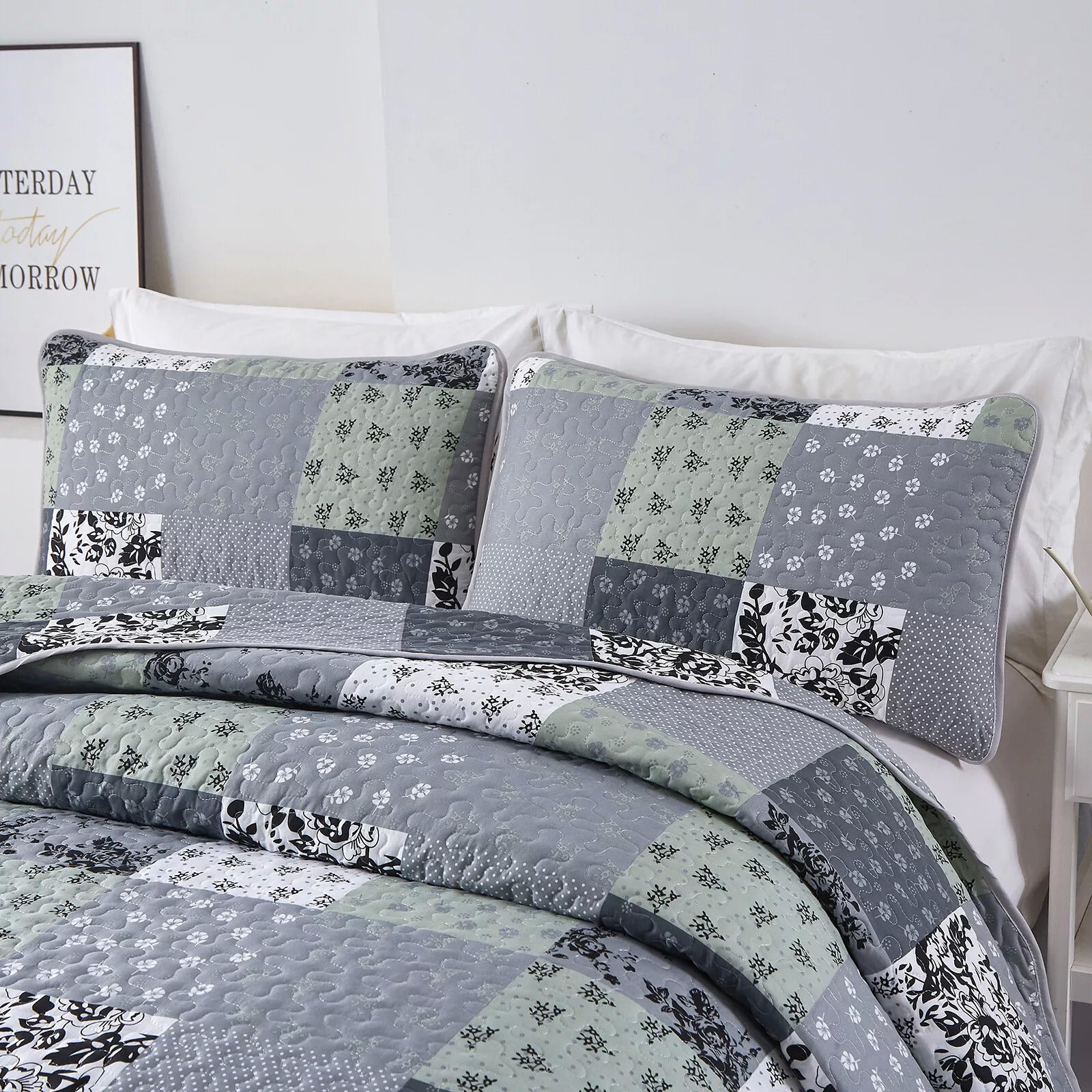 Vivacious Quilted bedspread and pillowcovers set: Full of Life and Energy - Queen size 4