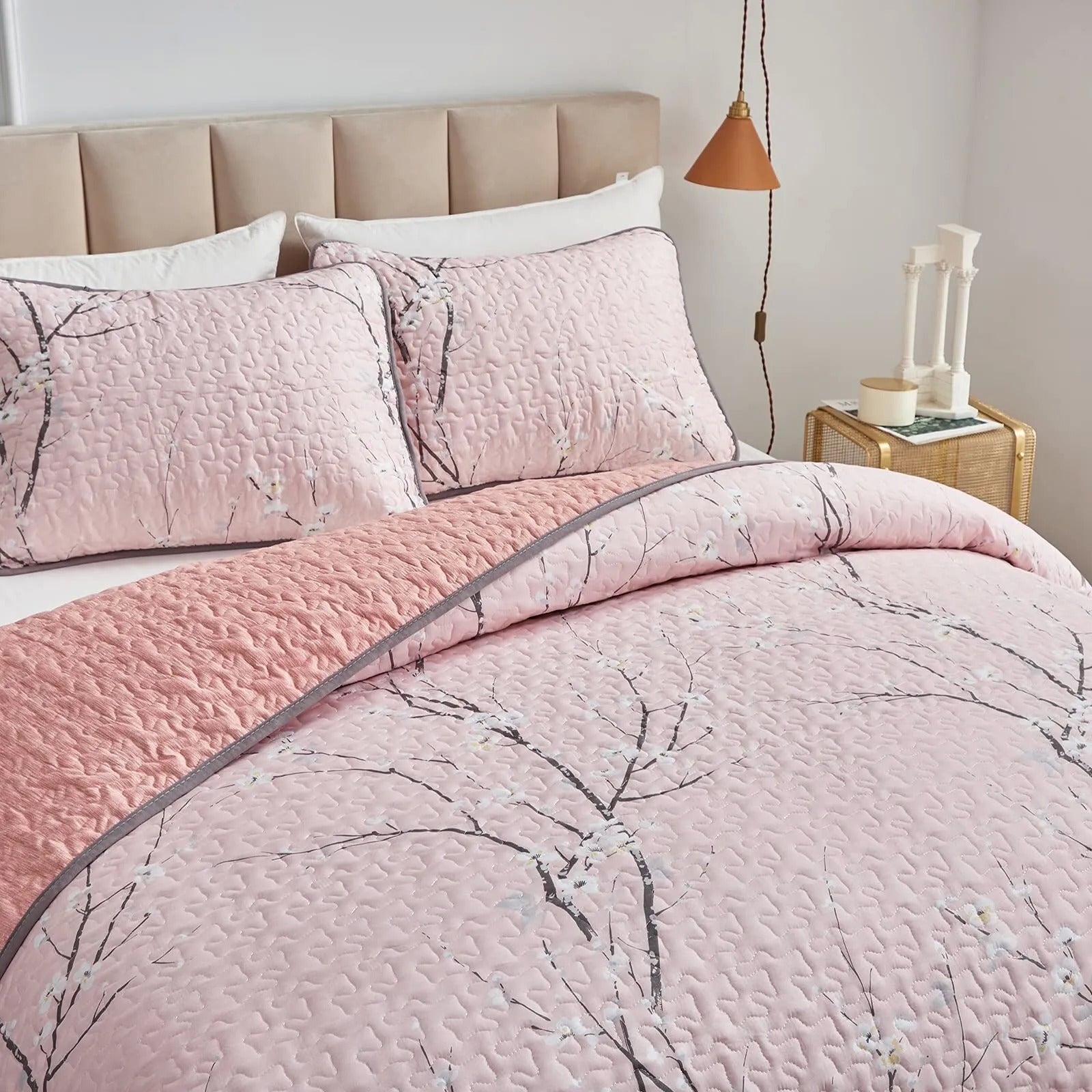 Versatile Quilted Coverlet and Pillowcases Set: Adapts to Every Season - Queen size 4