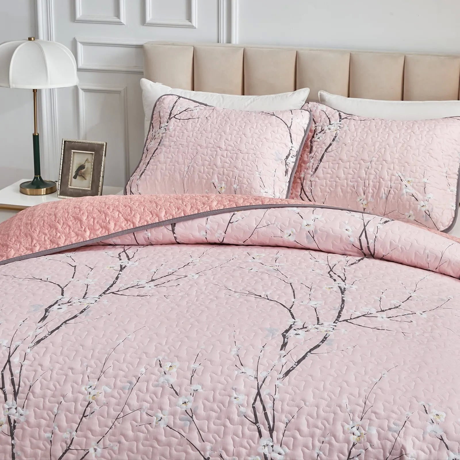 Versatile Quilted Coverlet and Pillowcases Set: Adapts to Every Season - Queen size 5