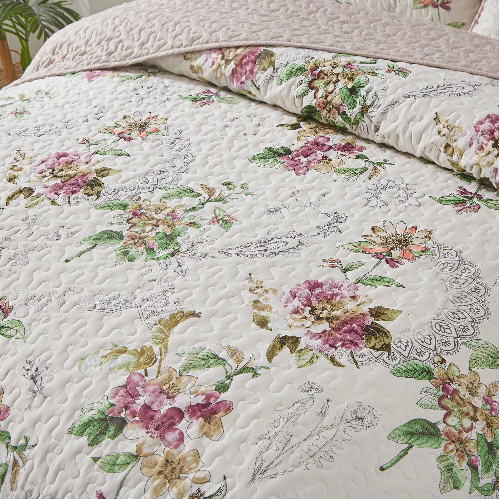 Artisan Quilted Coverlet and Pillowcases Set: A Masterpiece for Your Bed - Queen size 6