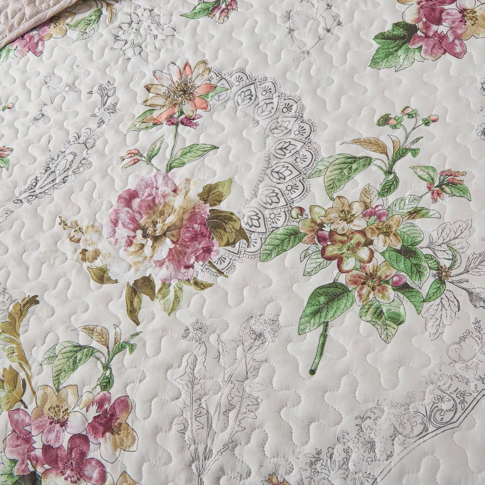 Artisan Quilted Coverlet and Pillowcases Set: A Masterpiece for Your Bed - Queen size 7