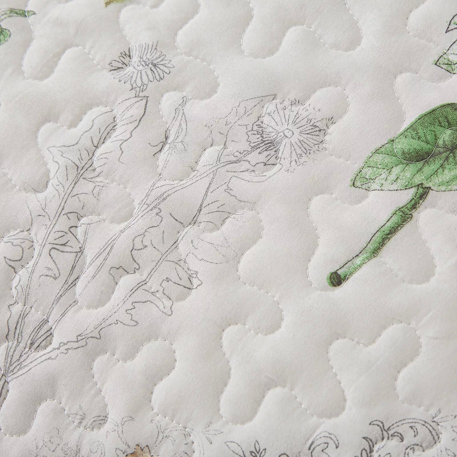 Artisan Quilted Coverlet and Pillowcases Set: A Masterpiece for Your Bed - Queen size 8