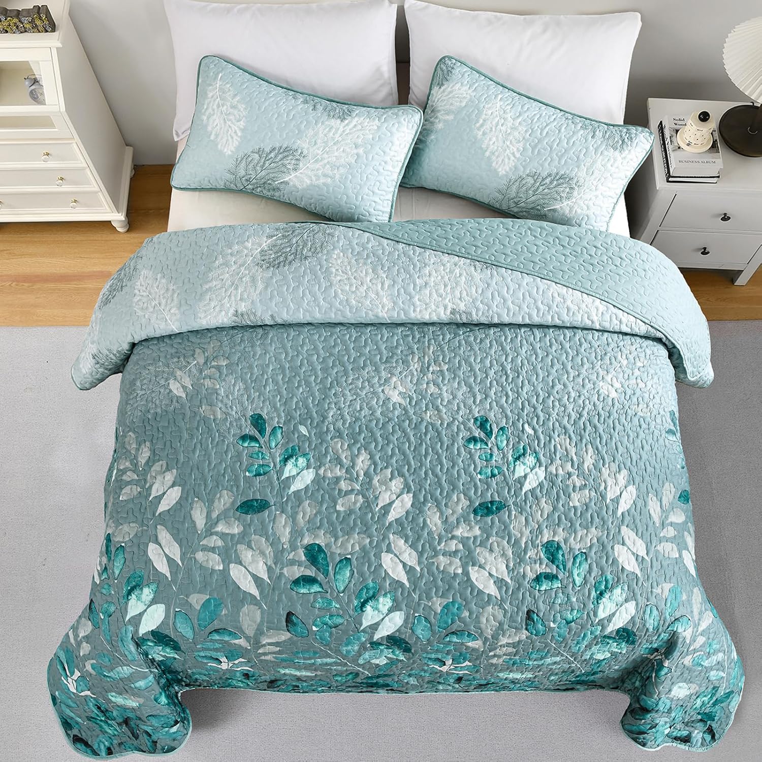 Crafted Quilted Bedspread and Pillowcases Set: A Testament to Elegance - Queen size 3