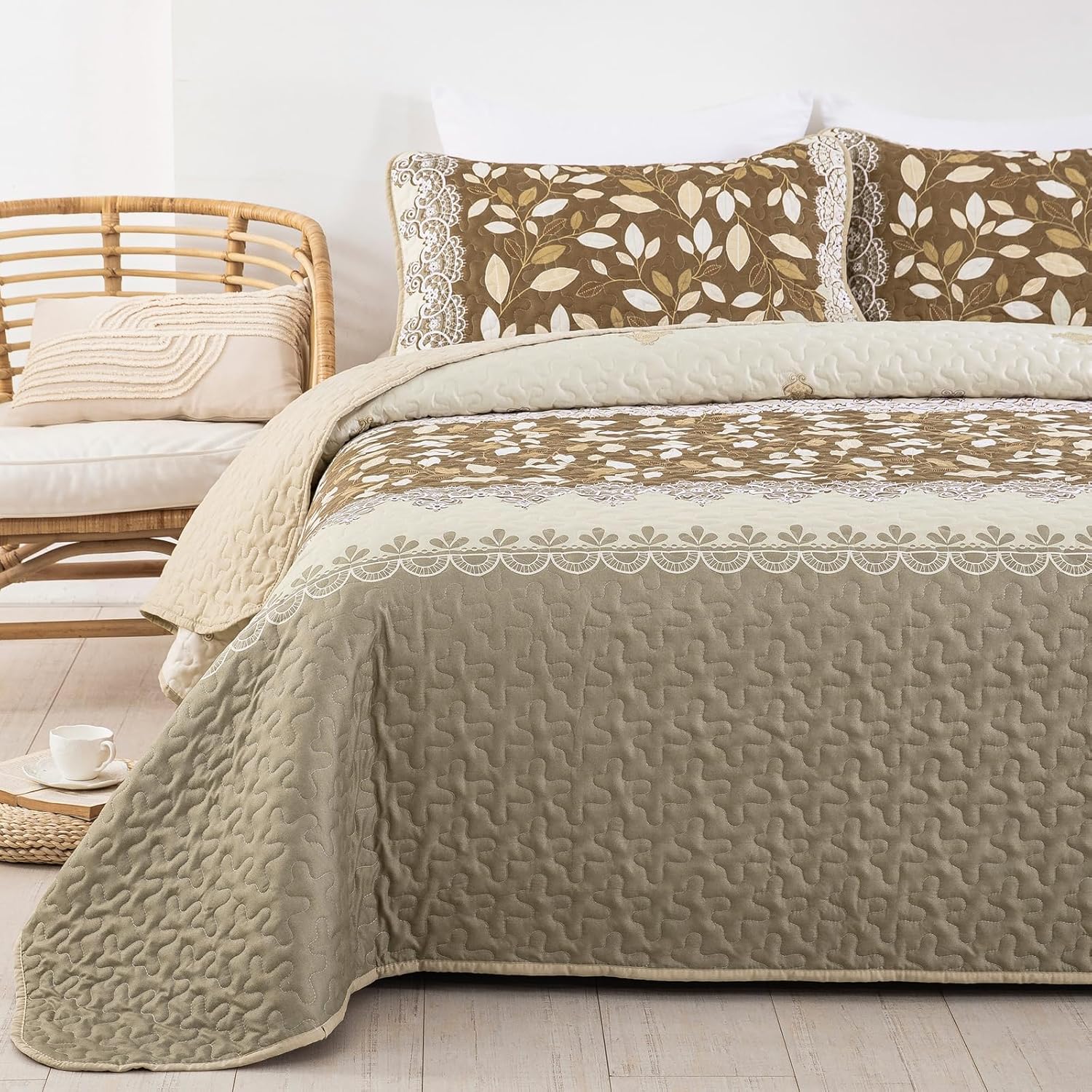 Sophisticated Quilted Bedspread and Pillowcases Set: Exquisite Design and Comfort - Queen size 4