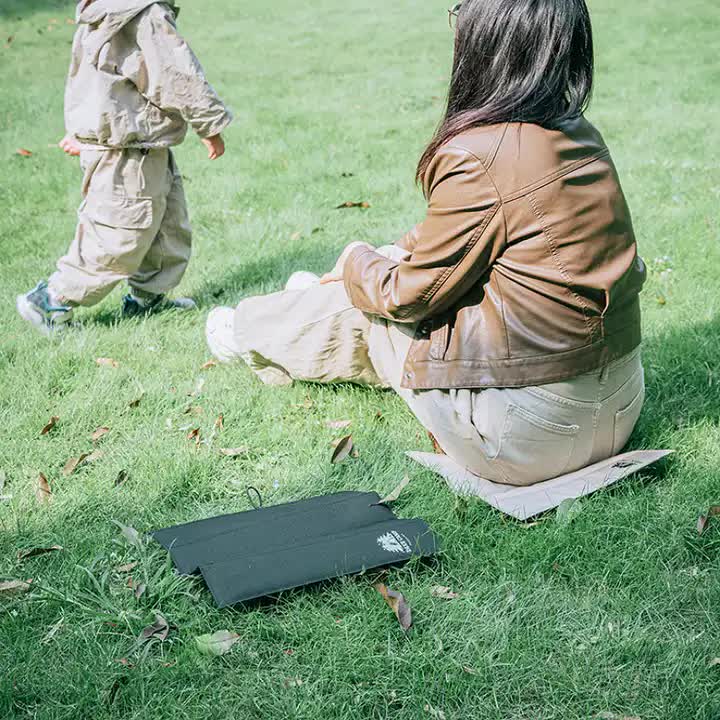 4 PCS Black Portable Waterproof Outdoor Picnic Mat, Moisture-Proof Thermal Seat Pad, Foldable and Lightweight Travel Cushion 3