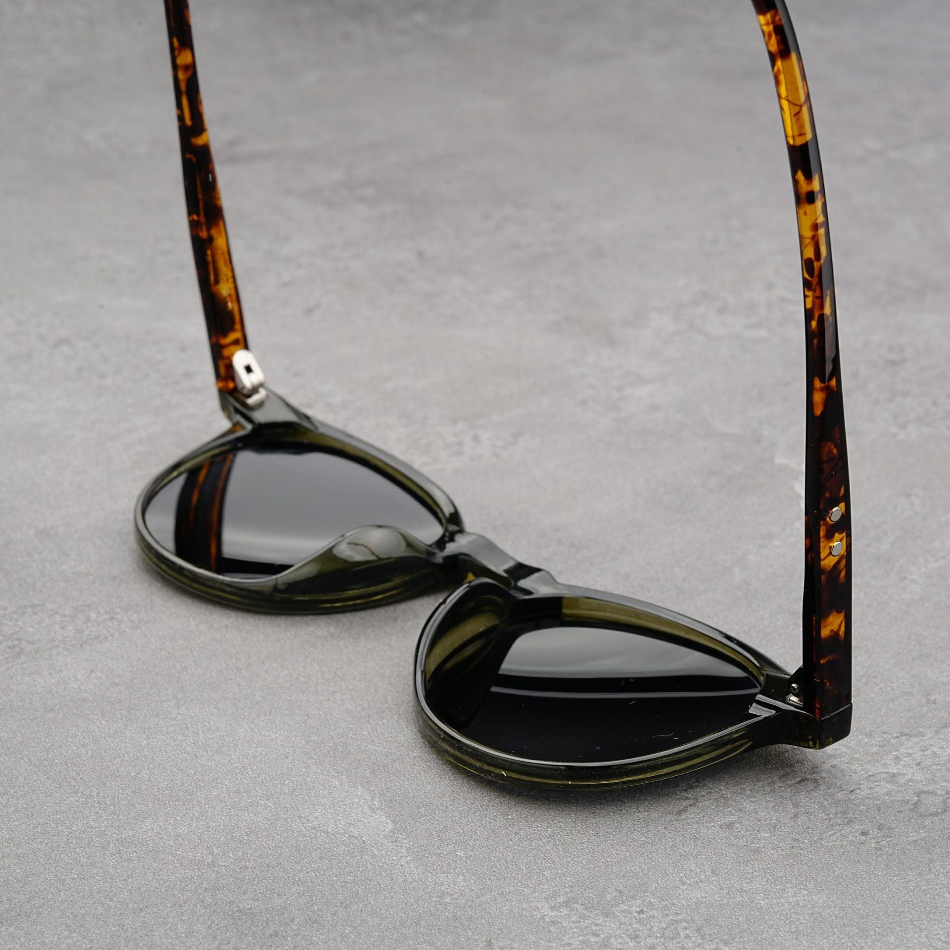 White Piece With a Glossy Black Frame 2 Pairs Round Frame Polarized Sunglasses - UV Protection 4
