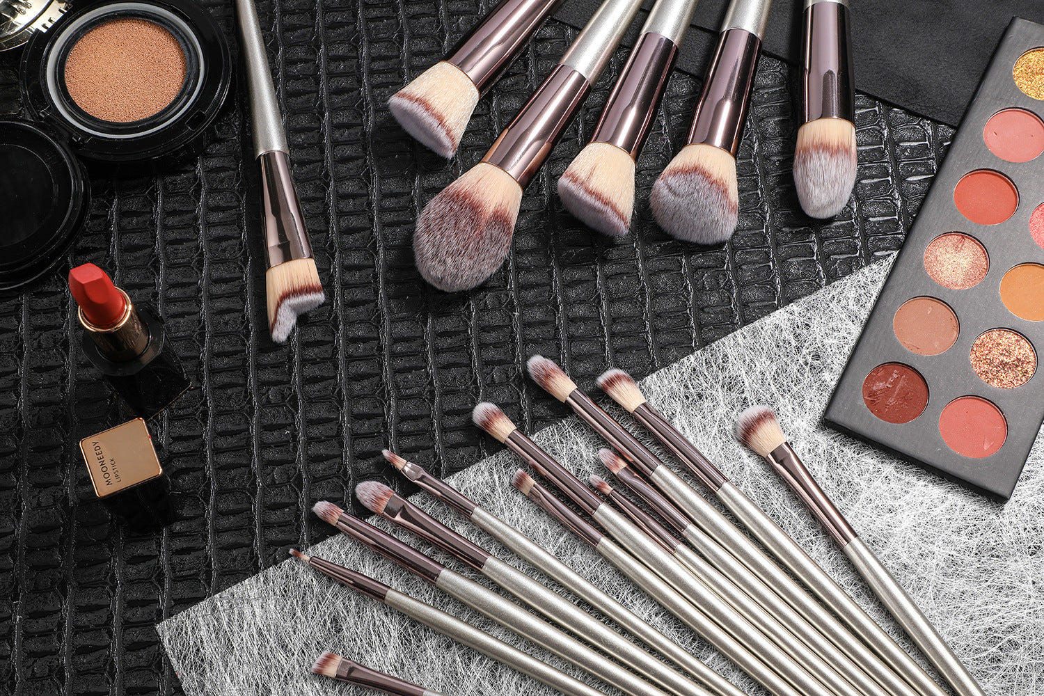 Beige 18-Piece Makeup Brush Set - Professional Synthetic Fiber Brushes with Wooden Handles for Flawless Beauty 6