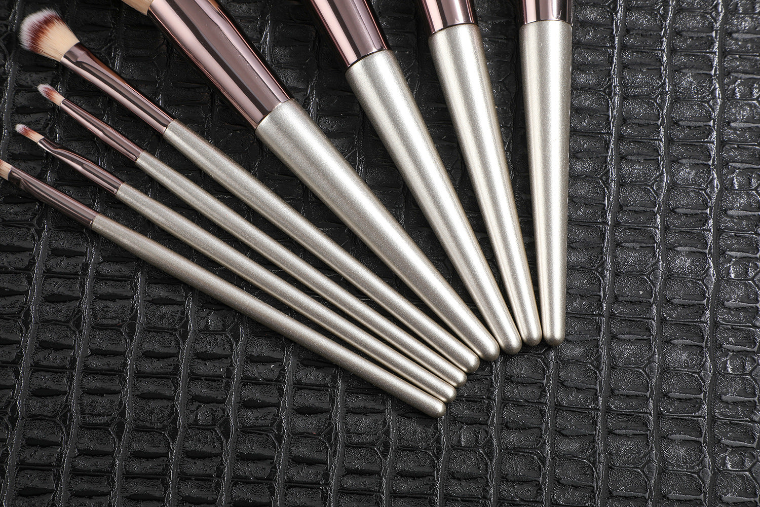 Beige 18-Piece Makeup Brush Set - Professional Synthetic Fiber Brushes with Wooden Handles for Flawless Beauty 7