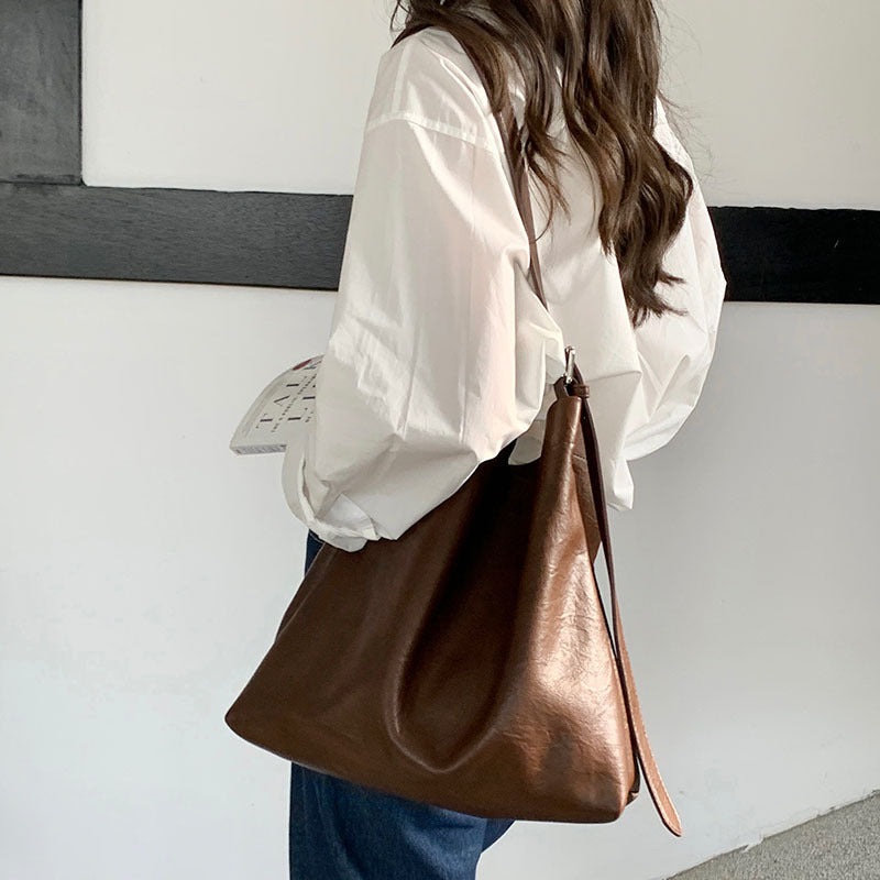 Brown Fashionable Minimalist Bucket Tote Bag - Versatile & Spacious for Daily Commutes 3
