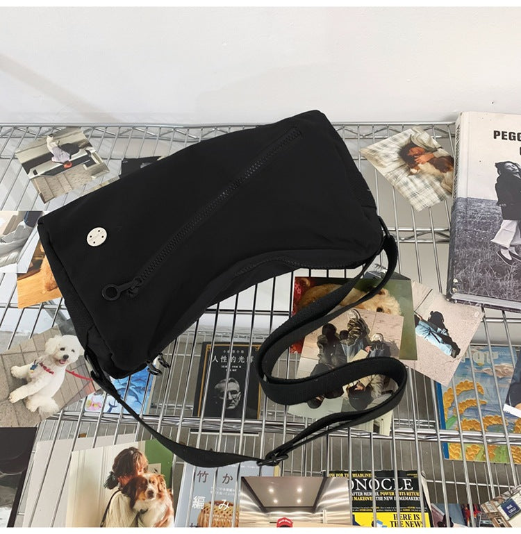 An elegant black shoulder bag for travel and work 3