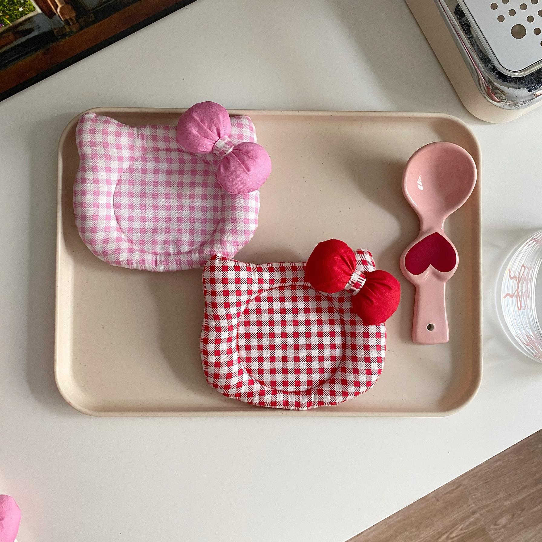 Korean INS Kitty Quilt Insulation Pad, Cute Fabric Kitchen Mat, Desktop Decoration (White and Red)