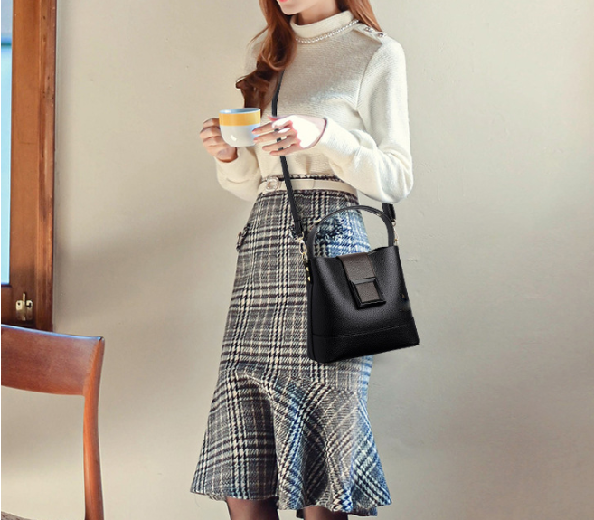 Black Versatile Bucket Bag - Stylish Trend Shoulder Handbag with Large Capacity Crossbody for Women (21x10x30 cm) 3