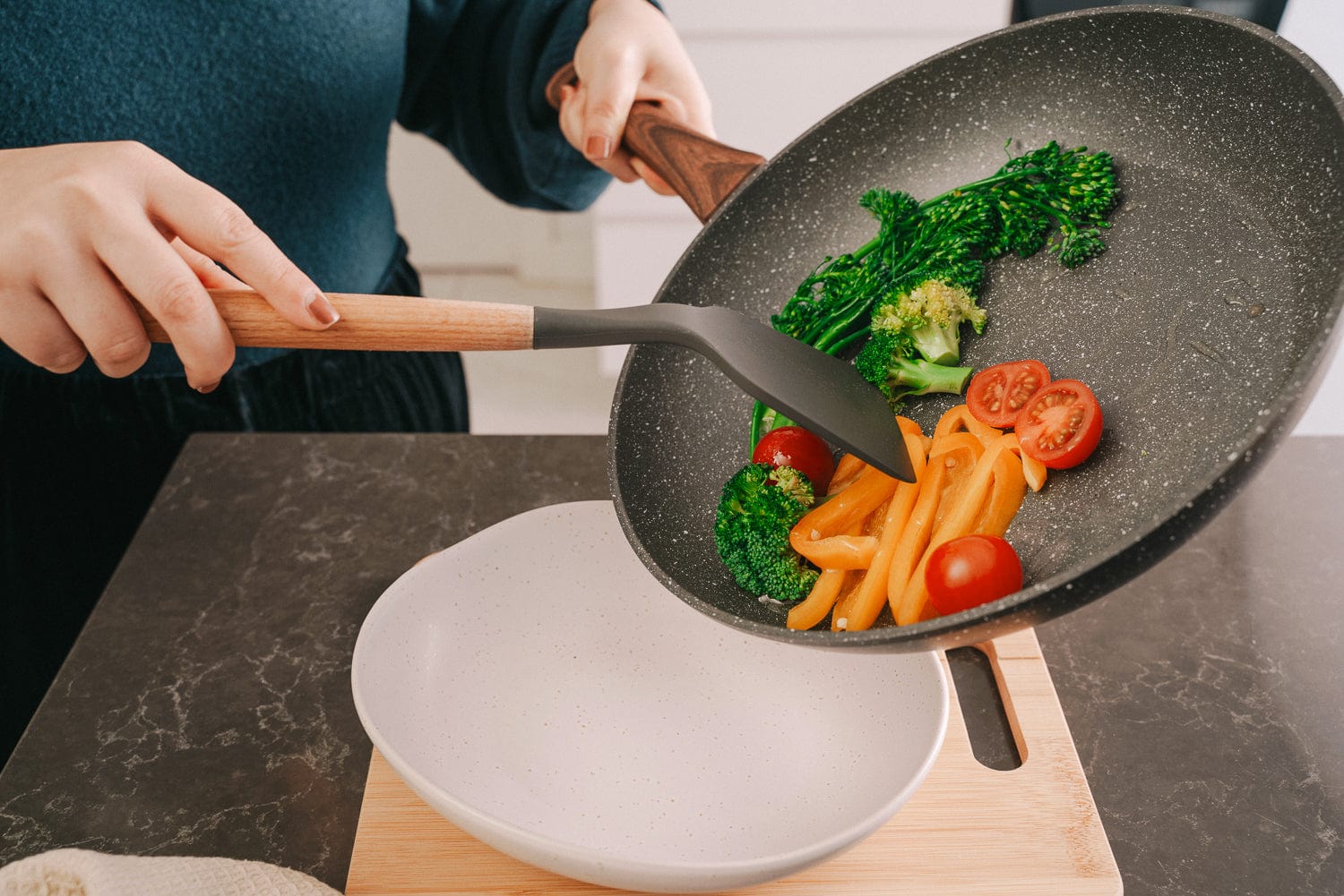 Beechwood & silicone turner charcoal 3