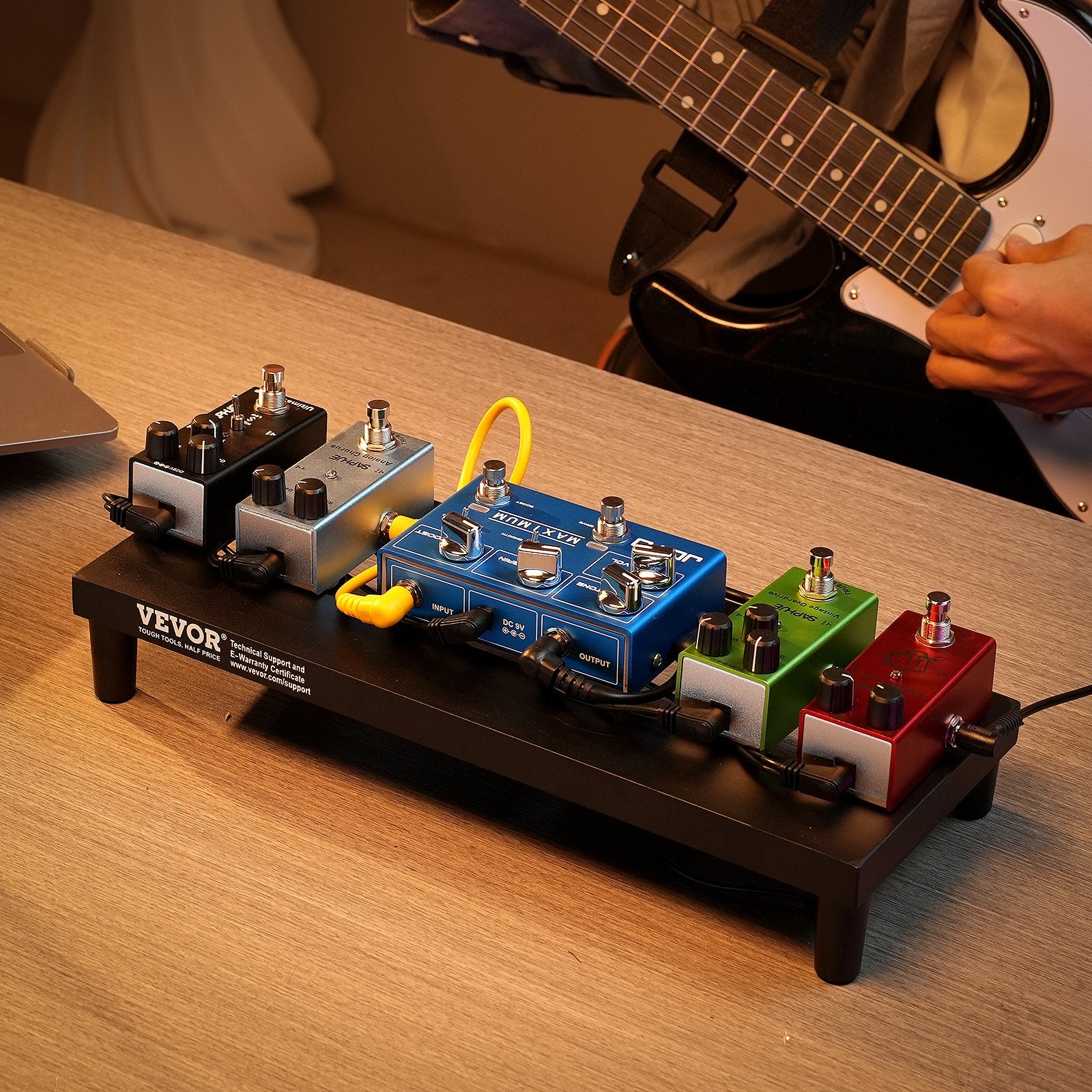 VEVOR Guitar Pedal Board, 15'' x 5.7'', Aluminum Alloy 0.8 lbs Super Light Guitar Effects PedalBoard with Carry Bag High Quality Velcro Fixed Strap Shoulder Strap, Accommodate 4-6 Guitar Pedals, Small 8