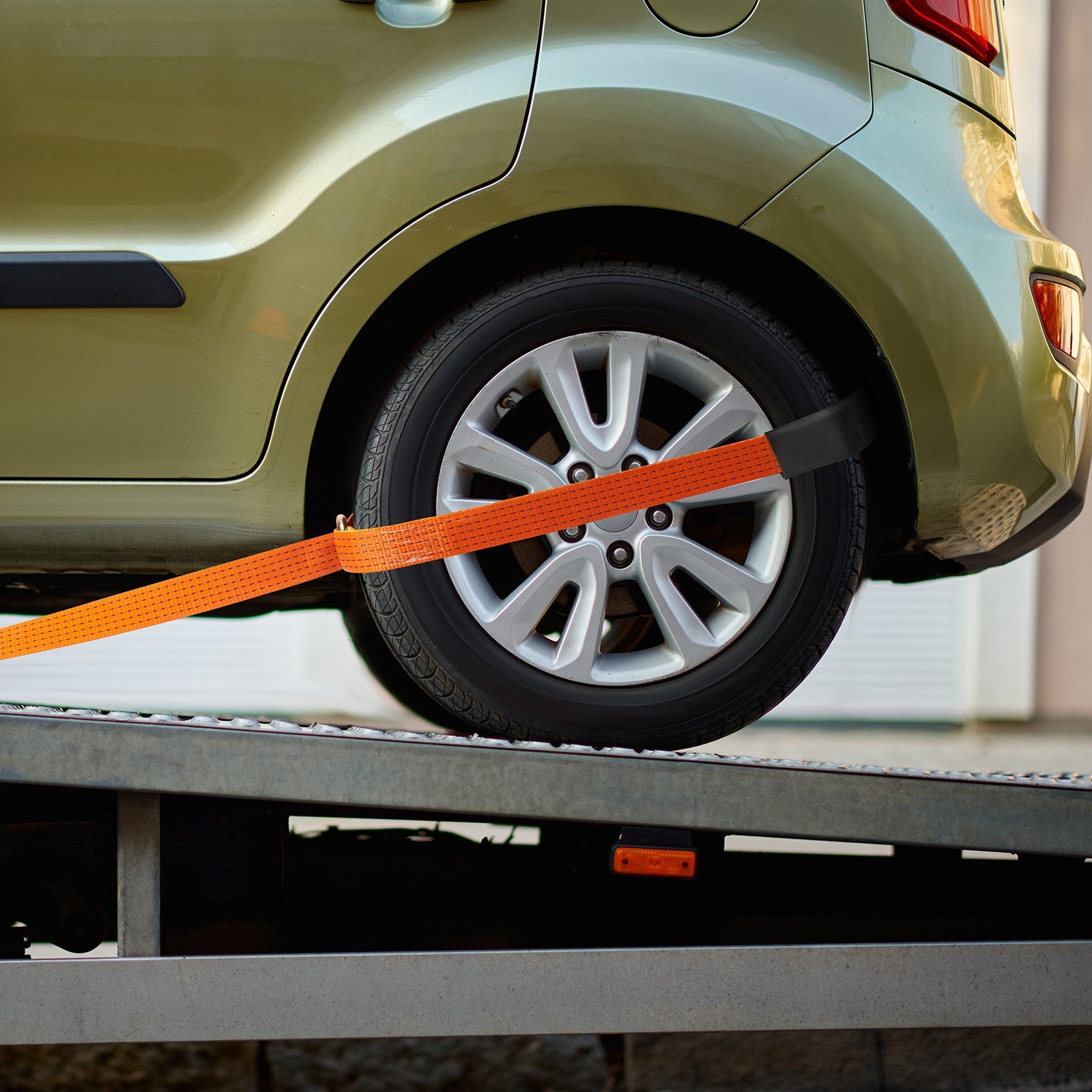 VEVOR Ratchet Tie Down Straps Kit, 5.08" x 304.8" Tire Straps, 2500kgs Working Load, 11023 LBS Breaking Strength, Car Tie Down Straps with Snap Hooks for Passenger Car, Truck, Trailer, 4-Pack 8